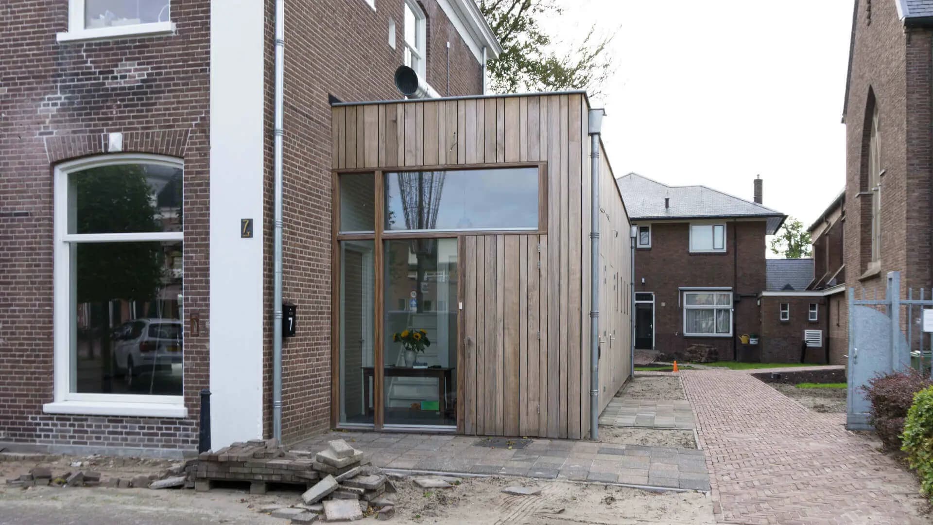Renovatie van een laat negentiende-eeuws parochiecentrum aan de Crackstraat in Heerenveen, met nieuwe aanbouw, kloostergang en stads-kloostertuin.