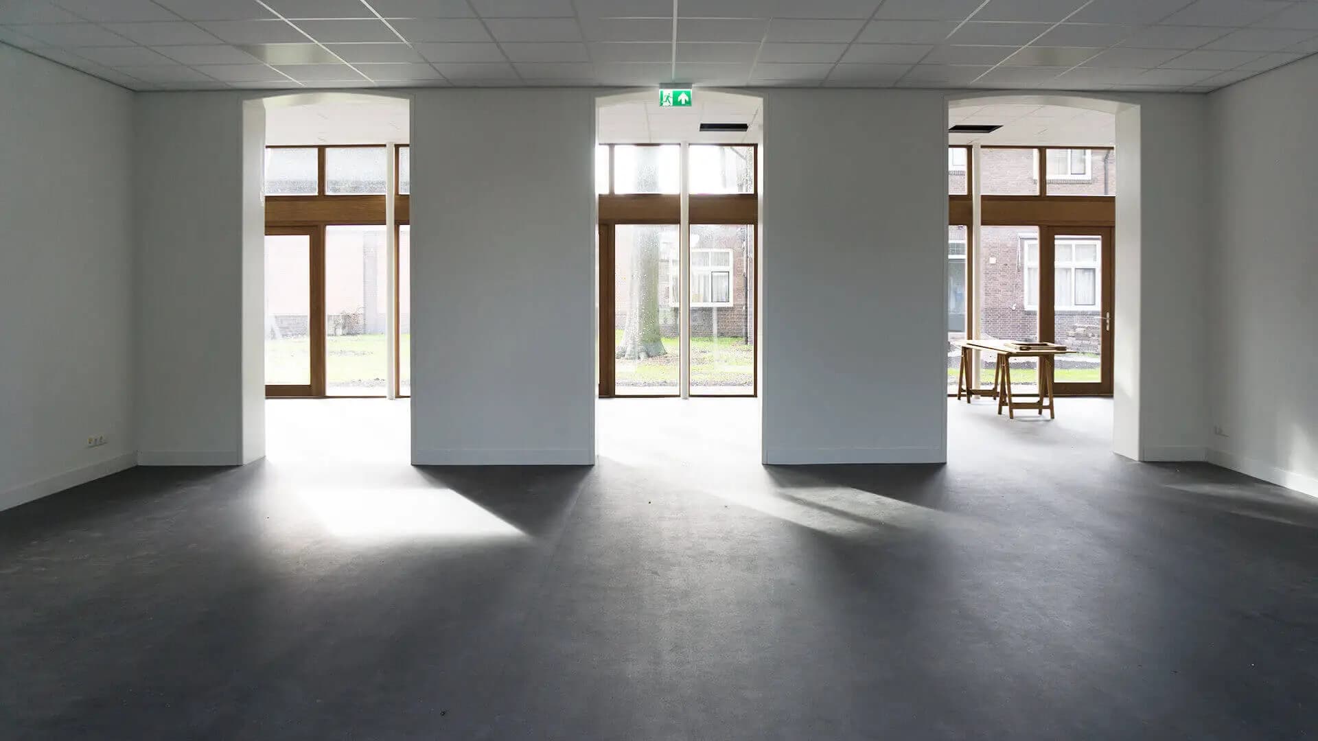 Renovatie van een laat negentiende-eeuws parochiecentrum aan de Crackstraat in Heerenveen, met nieuwe aanbouw, kloostergang en stads-kloostertuin.